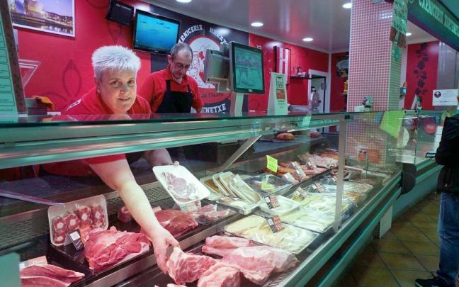 Yolanda Aurtenetxe, de la carnicería Aurtenetxe: “El cordero y el solomillo sube siempre en Navidad, suele haber más demanda” Yolanda Aurtenetxe, de la carnicería Aurtenetxe: “El cordero y el solomillo sube siempre en Navidad, suele haber más demanda”