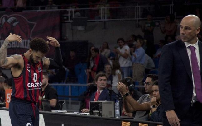 Joan Peñarroya, junto a un Markus Howard, que no viaja a Belgrado por lesión