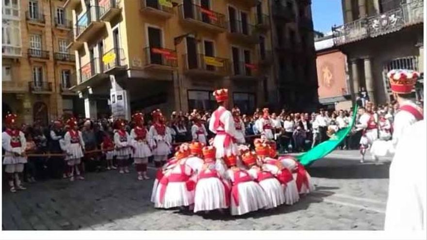 Procesión de San Fermín Txikito | El ondeo de bandera