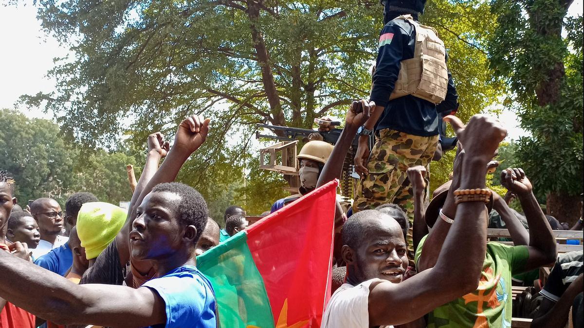 Manifestantes en Nurkina Faso tras el golpe de Estado.