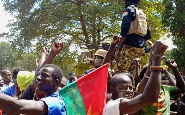 Manifestantes en Nurkina Faso tras el golpe de Estado.