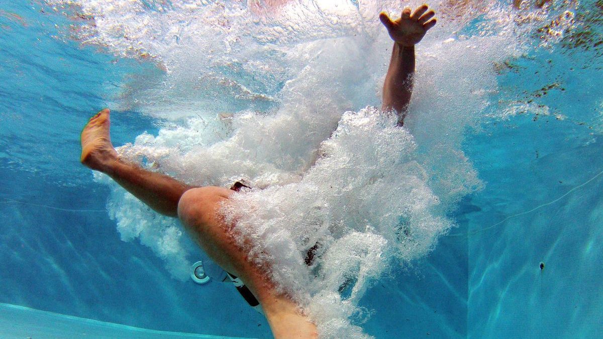 Imagen de recurso de un niño en una piscina