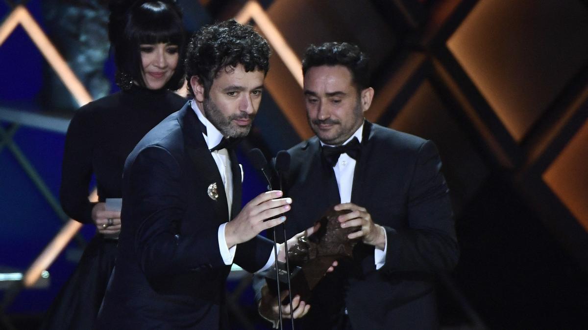 Rodrigo Sorogoyen, coronado en los Goya de 2019 con los siete premios que obtuvo con ‘El reino’, recogió el galardón de este año de manos de Juan Antonio Bayona.