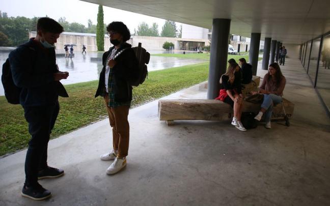 Buena parte de los estudiantes que residen en distintos alojamientos universitarios estudian en la Universidad de Navarra. Buena parte de los estudiantes que residen en distintos alojamientos universitarios estudian en la Universidad de Navarra.