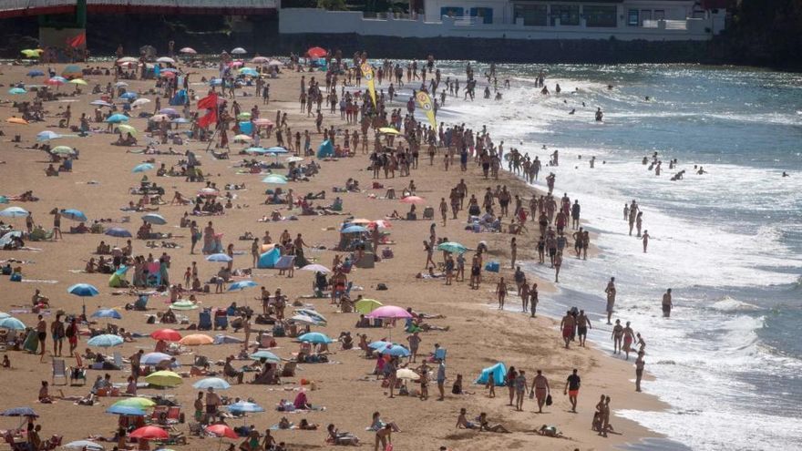 Ondea la bandera roja en la Playa de la Arena