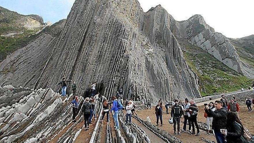 Gente fotografiándose en el ‘flysch’ de Zumaia.