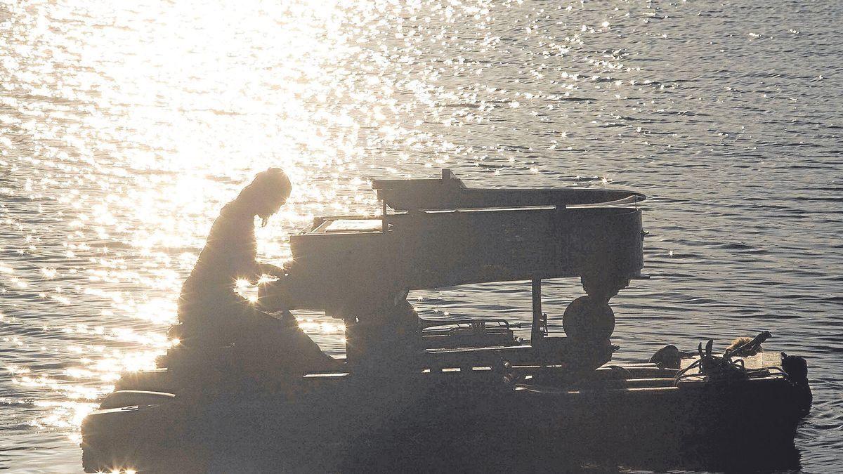 Le Piano du Lac volverá mañana martes a interpretar su recital de música, canto y danza en las aguas del pantano de Ullíbarri-Gamboa. | FOTO: JOSU CHAVARRI