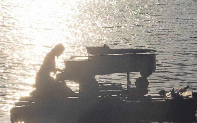 Le Piano du Lac volver&aacute; ma&ntilde;ana martes a interpretar su recital de m&uacute;sica, canto y danza en las aguas del pantano de Ull&iacute;barri-Gamboa. | FOTO: JOSU CHAVARRI