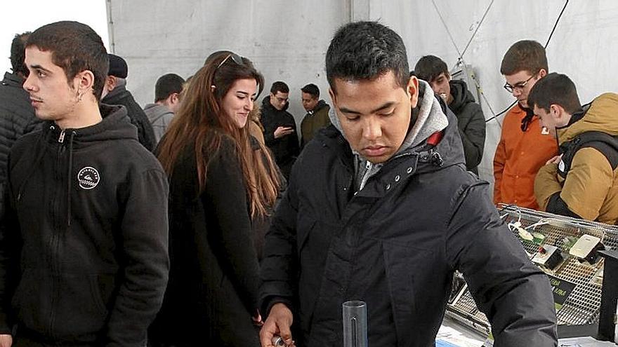 Un joven manipula un proyecto presentado en la feria. | FOTO: AITOR ZABALA