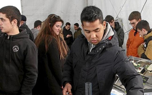 Un joven manipula un proyecto presentado en la feria. | FOTO: AITOR ZABALA