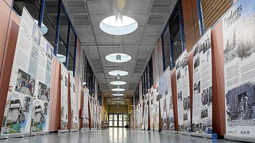 Los paneles de la exposición, en el vestíbulo del edificio Los Magnolios de la UPNA.