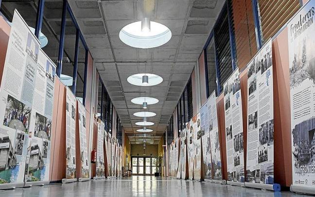 Los paneles de la exposición, en el vestíbulo del edificio Los Magnolios de la UPNA.
