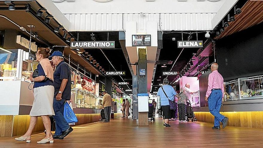 Uno de los múltiples pasillos del mercado de Abastos en Vitoria-Gasteiz. | FOTO: JORGE MUÑOZ