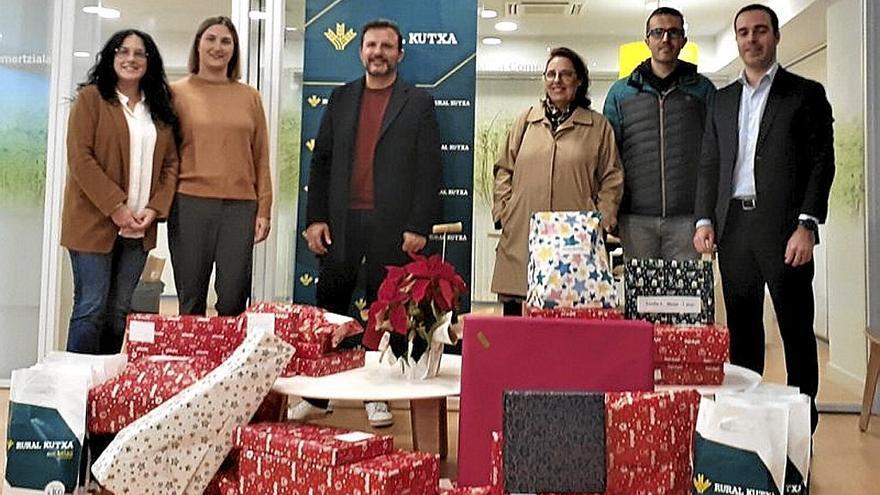 Representantes de Rural Kutxa y del Ayuntamiento. | FOTO: A.M.