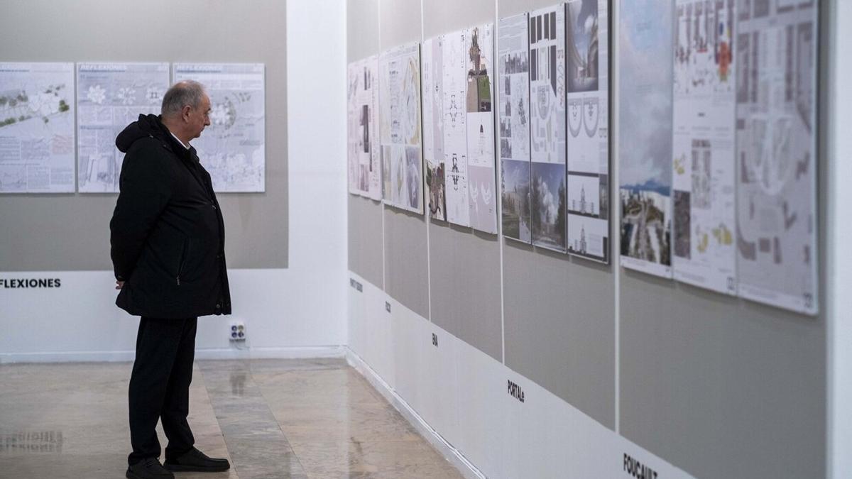 Javier Leoz, concejal de Geroa Bai, observa alguno de los proyectos expuestos bajo la cripta.