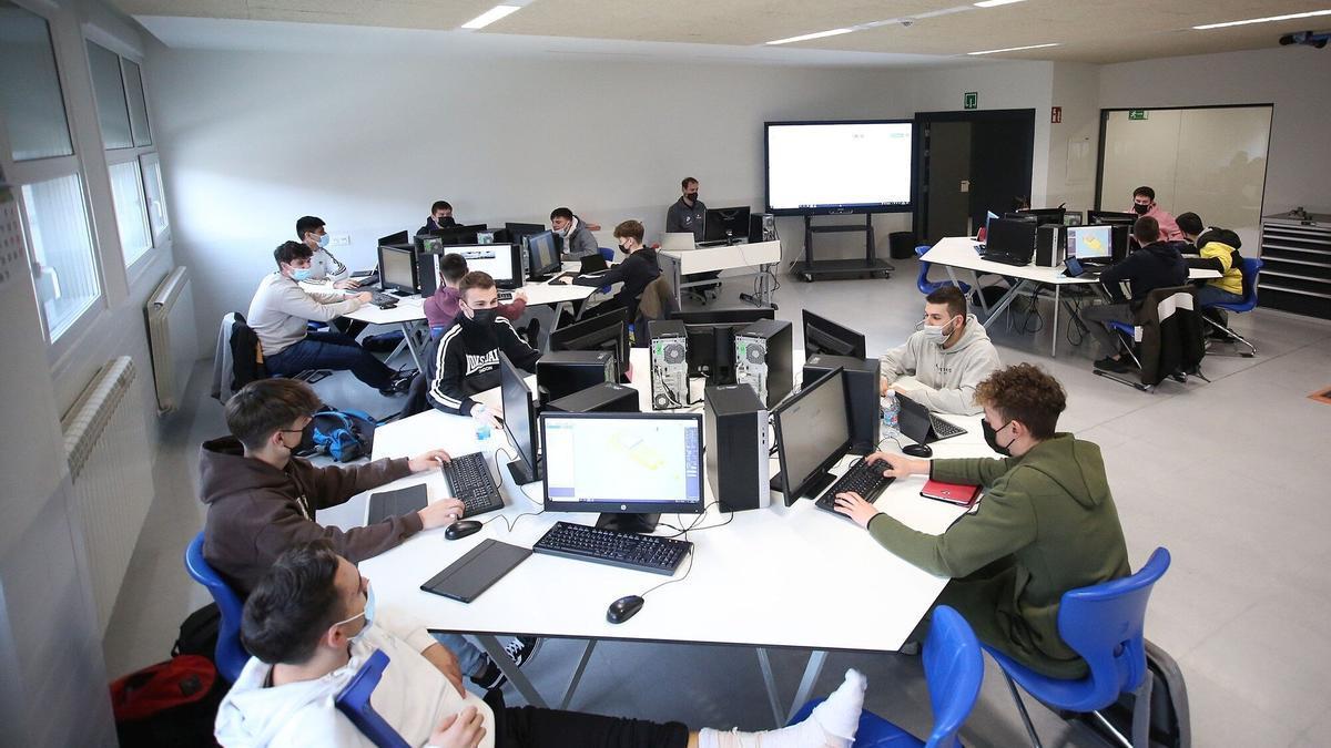 Alumnos de tecnología, durante una clase en el colegio Salesianos.