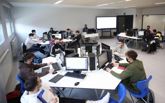 Alumnos de tecnología, durante una clase en el colegio Salesianos. Alumnos de tecnología, durante una clase en el colegio Salesianos.