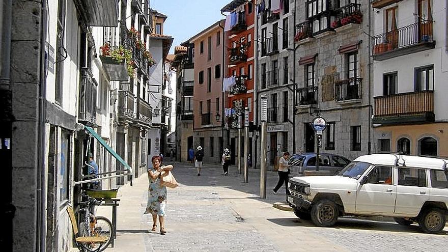 Un vehículo en el casco antiguo lekeitiarra. | FOTO: I. F.