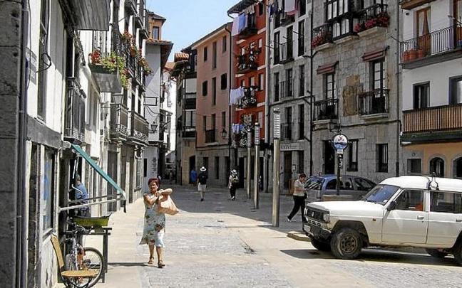 Un veh&iacute;culo en el casco antiguo lekeitiarra. | FOTO: I. F.