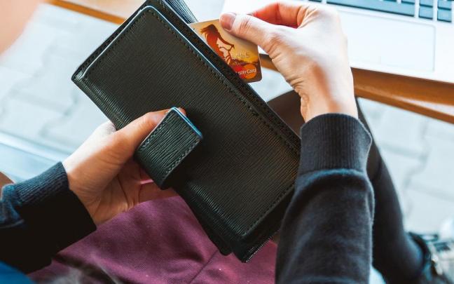 Una internauta de dispone a realizar un pago a través de internet.