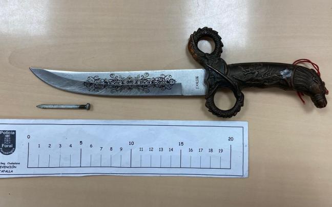 Imagen del cuchillo que portaba el hombre. Imagen del cuchillo que portaba el hombre.