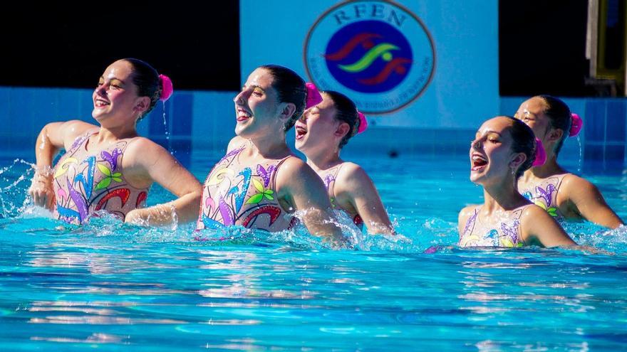 Un equipo de natación sincronizada durante una exhibición.