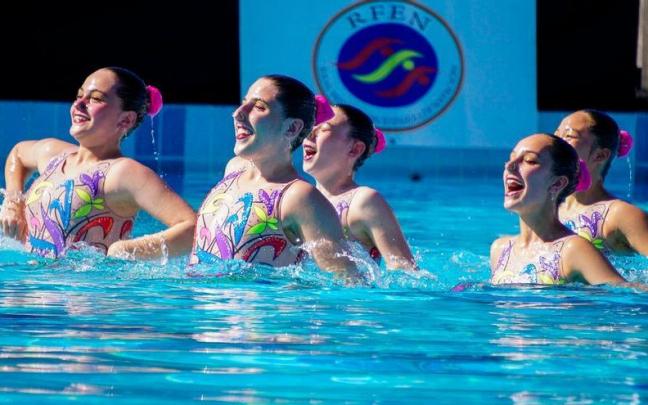 Un equipo de natación sincronizada durante una exhibición.