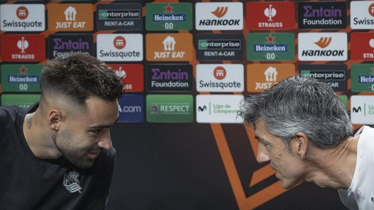 Brais Méndez e Imanol conversan durante su comparecencia en Anoeta.