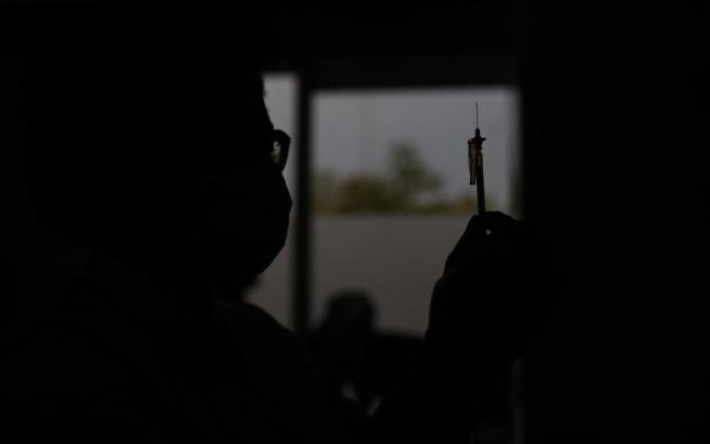 Una enfermera, con una dosis de la vacuna contra la covid-19. Una enfermera, con una dosis de la vacuna contra la covid-19.