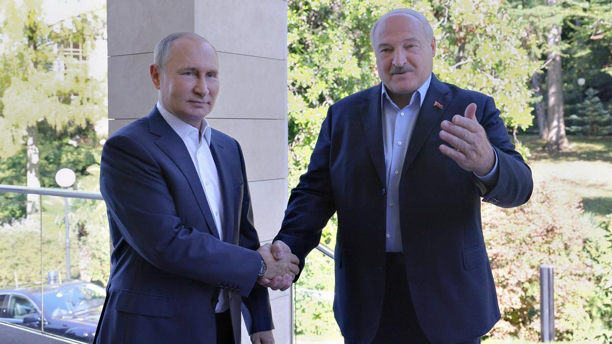 El presidente de Rusia, Vladimir Putin, y su homólogo bielorruso, Alexander Lukashenko, en la reunión que mantuvieron en septiembre.