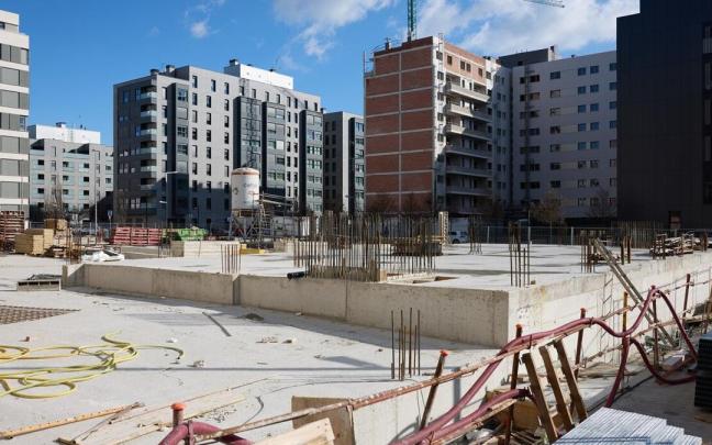 Edificios en construcción en Lezkairu. Edificios en construcción en Lezkairu.
