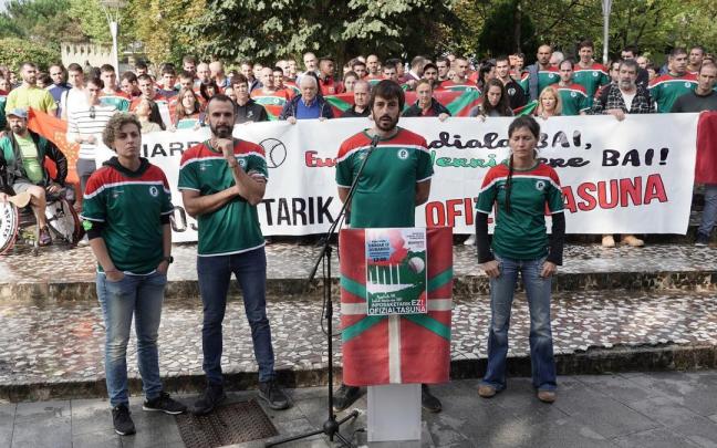 Lectura del manifiesto para la petici&oacute;n de la oficialidad de la Euskal Selekzioa.