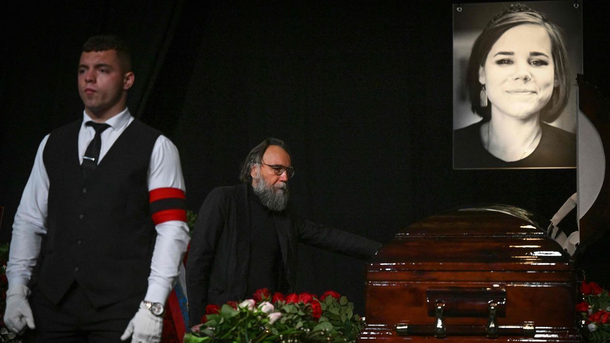 Alexandr Dugin ante el féretro de su hija en el funeral.