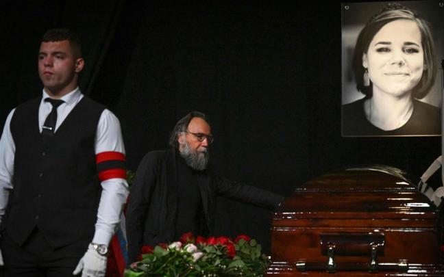 Alexandr Dugin ante el f&eacute;retro de su hija en el funeral.