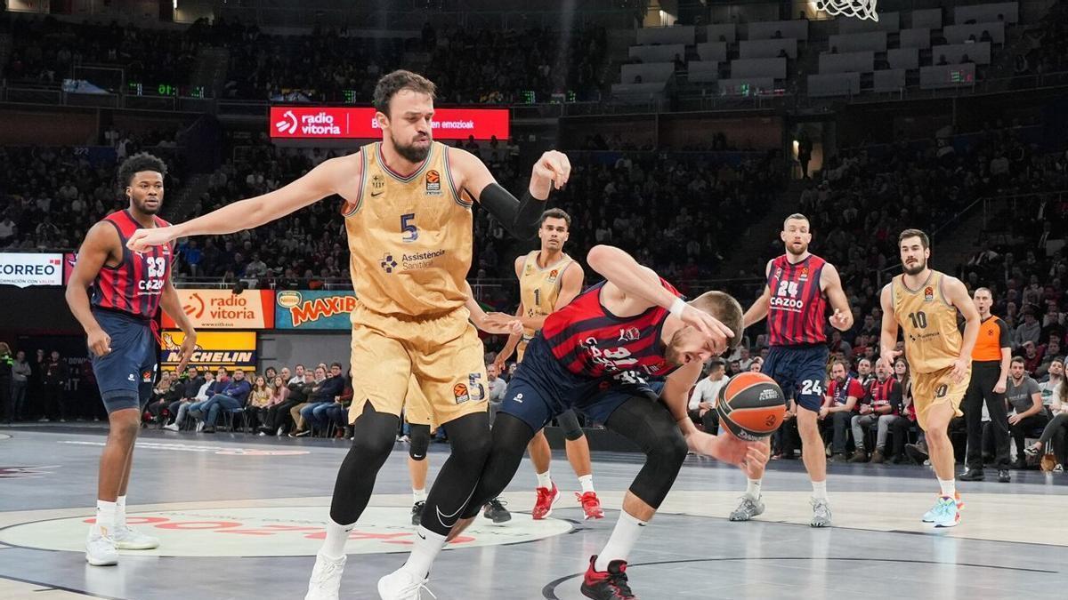 Giedraitis pierde el equilibrio ante Sanli durante la derrota sufrida ante el Barça