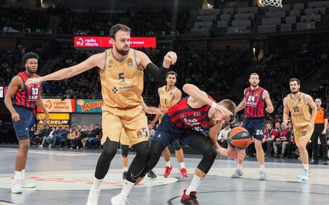 Giedraitis pierde el equilibrio ante Sanli durante la derrota sufrida ante el Barça