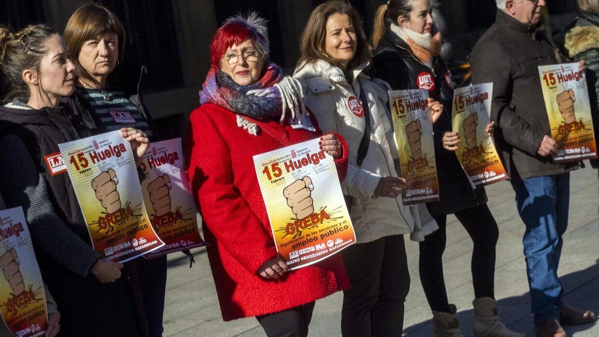 Sindicalistas protestan enfrente del Palacio de Navarra, antes de entregar las reivindicaciones a Rem&iacute;rez.