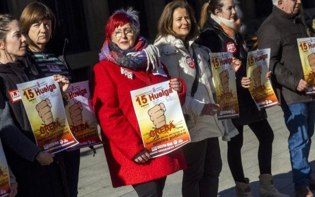 Sindicalistas protestan enfrente del Palacio de Navarra, antes de entregar las reivindicaciones a Rem&iacute;rez.