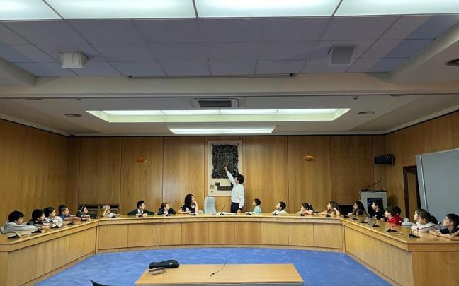 Representantes del alumnado de 4º de Primaria ayer en el consistorio con el alcalde.