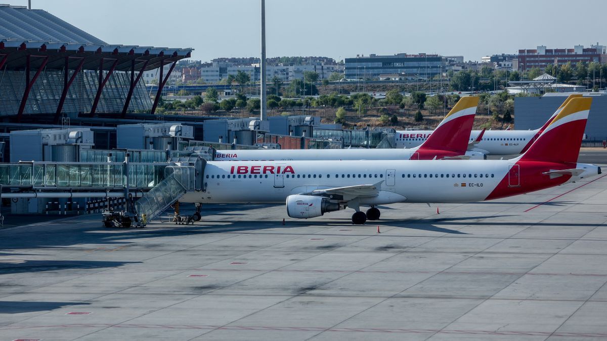 Aviones de la aerolínea Iberia en la pista.