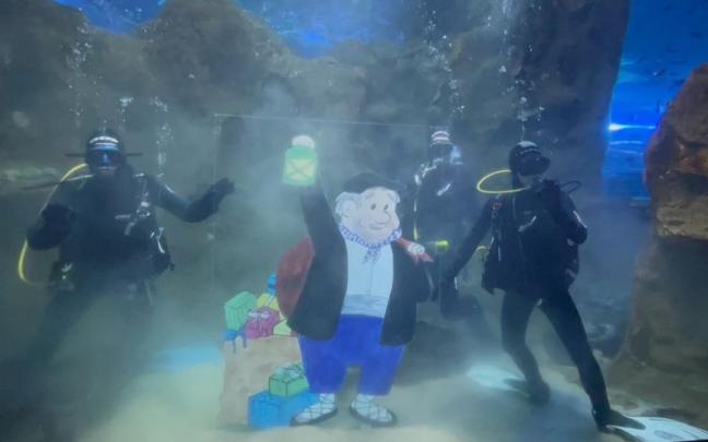 Olentzero se sumerge en el Aquarium de Donostia.