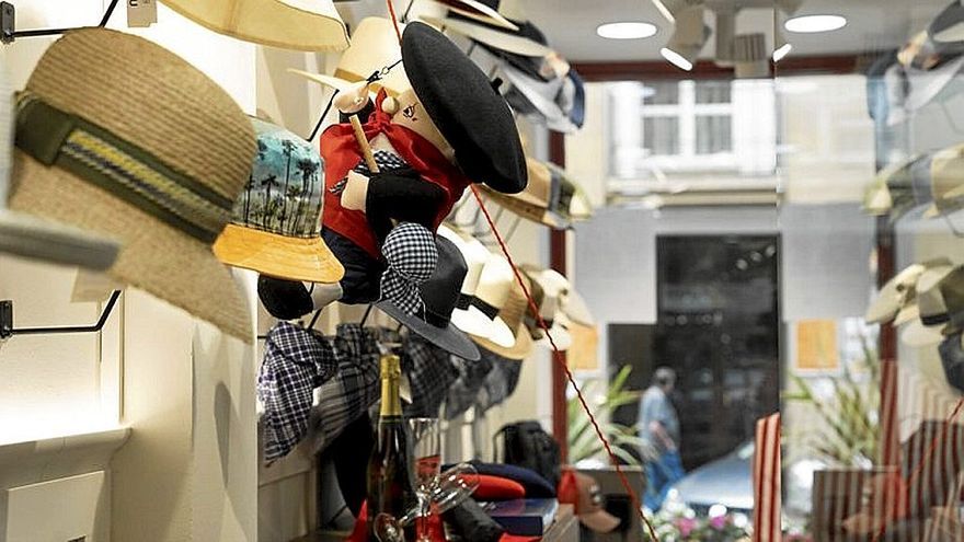 Con ventana, balcón y escaparate