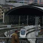 Uno de los trenes de la flota de Renfe saliendo de la estación de Abando