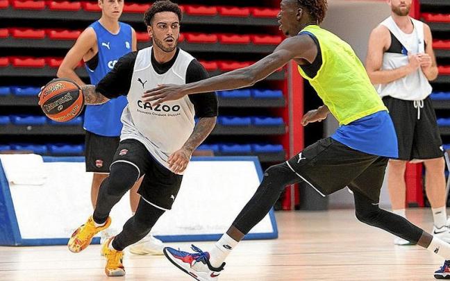 Jugadores del filial como Joseba Querejeta (al fondo) u Ousmane Ndiaye (defendiendo a Howard) están ayudando al primer equipo. Foto: Baskonia
