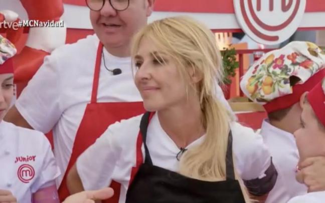 Los niños entregan el delantal negro a Cayetana Guillén-Cuervo en 'MasterChef Navidad'.