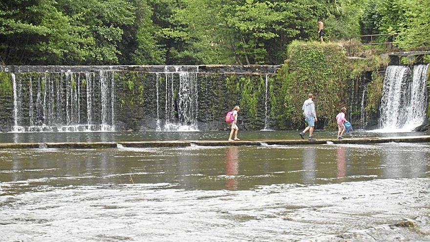 Jóvenes bañistas en la presa de Usako. | FOTO: ANABEL DOMINGUEZ