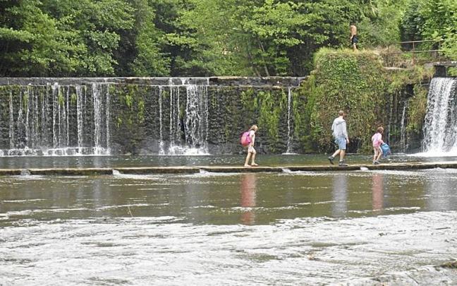 Jóvenes bañistas en la presa de Usako. | FOTO: ANABEL DOMINGUEZ