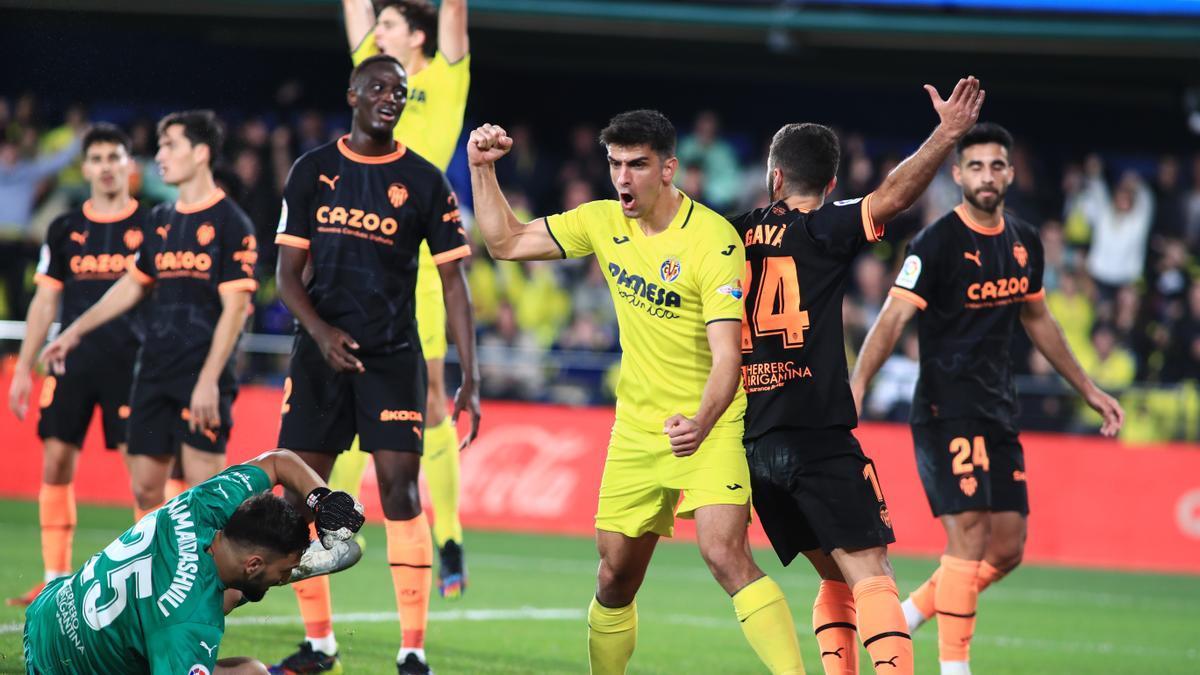 El delantero del Villarreal Gerard Moreno (c) celebra uno de los goles contra el Valencia