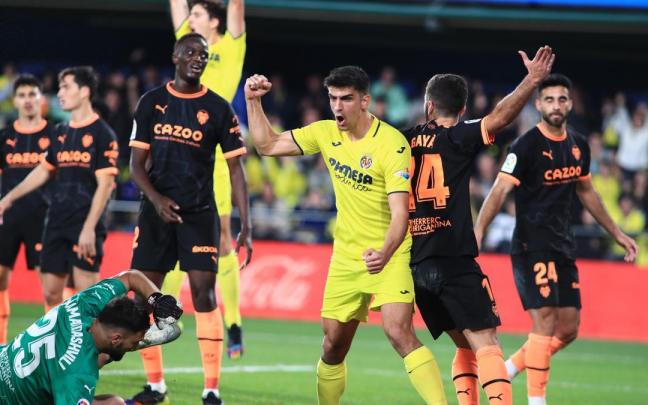 El delantero del Villarreal Gerard Moreno (c) celebra uno de los goles contra el Valencia El delantero del Villarreal Gerard Moreno (c) celebra uno de los goles contra el Valencia