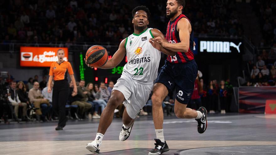 Andrés Feliz trata de superar la defensa de Thompson, durante el partido entre el Baskonia y el Joventut